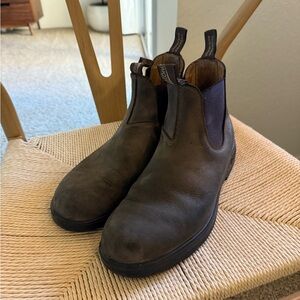 Nice pair of blundstones. Cleaning out the closet.